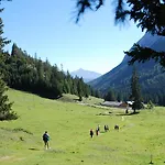 Klausnerhof Garni Otel Seefeld in Tirol