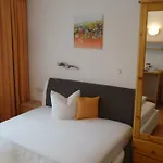 Klausnerhof Garni Otel Seefeld in Tirol