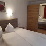 Klausnerhof Garni Otel Seefeld in Tirol